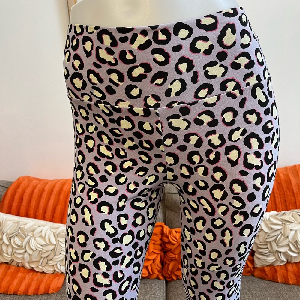 ❣️🆕UGG Purple&Black Animal Print Saylor Leggings❣️ - Picture 3 of 10